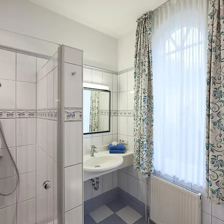 Edelweiss Apartment *